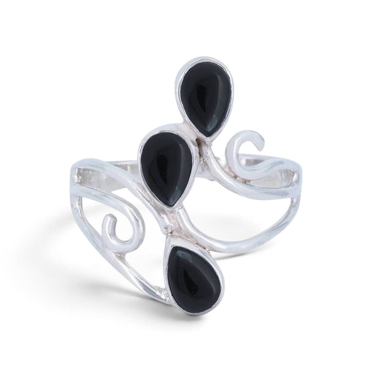 Onyxring aus Silber auf weißem Hintergrund