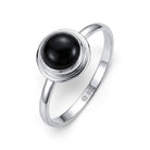 [KI] Onyxring aus Silber auf weißem Hintergrund