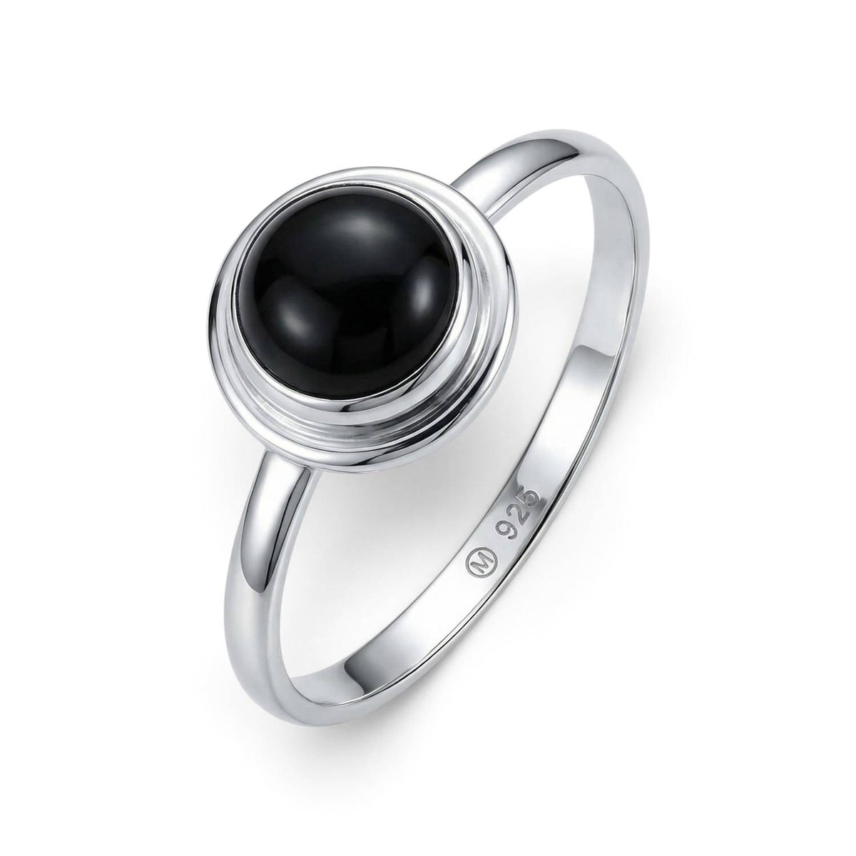 Onyxring aus Silber auf weißem Hintergrund