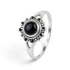 [KI] Onyxring aus Silber auf weißem Hintergrund