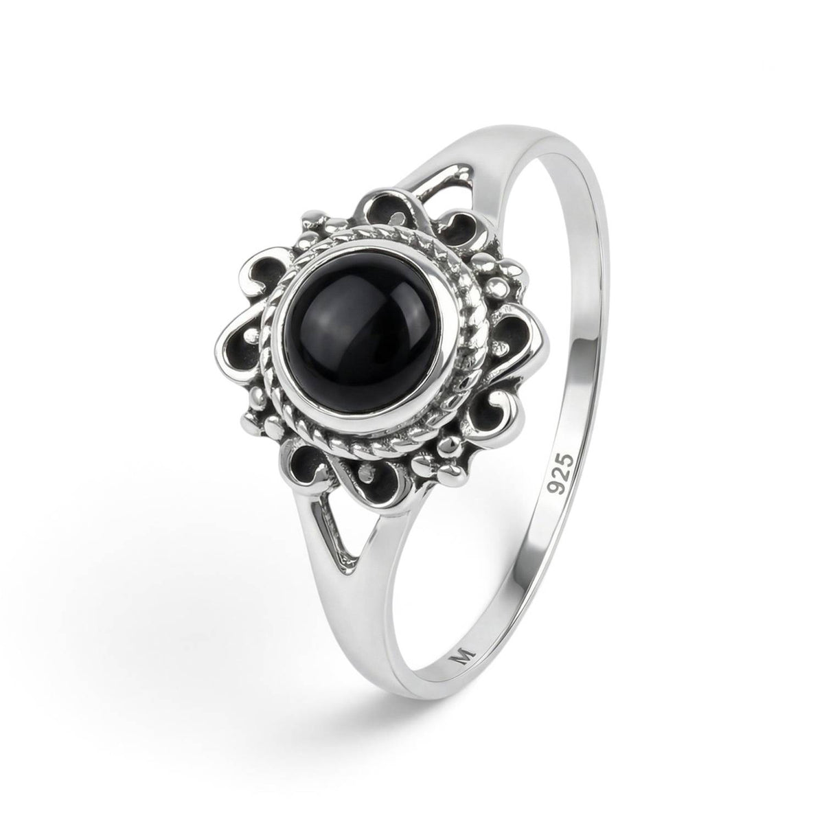 Onyxring aus Silber auf weißem Hintergrund