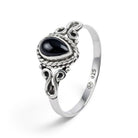 [KI] Onyxring aus Silber auf weißem Hintergrund