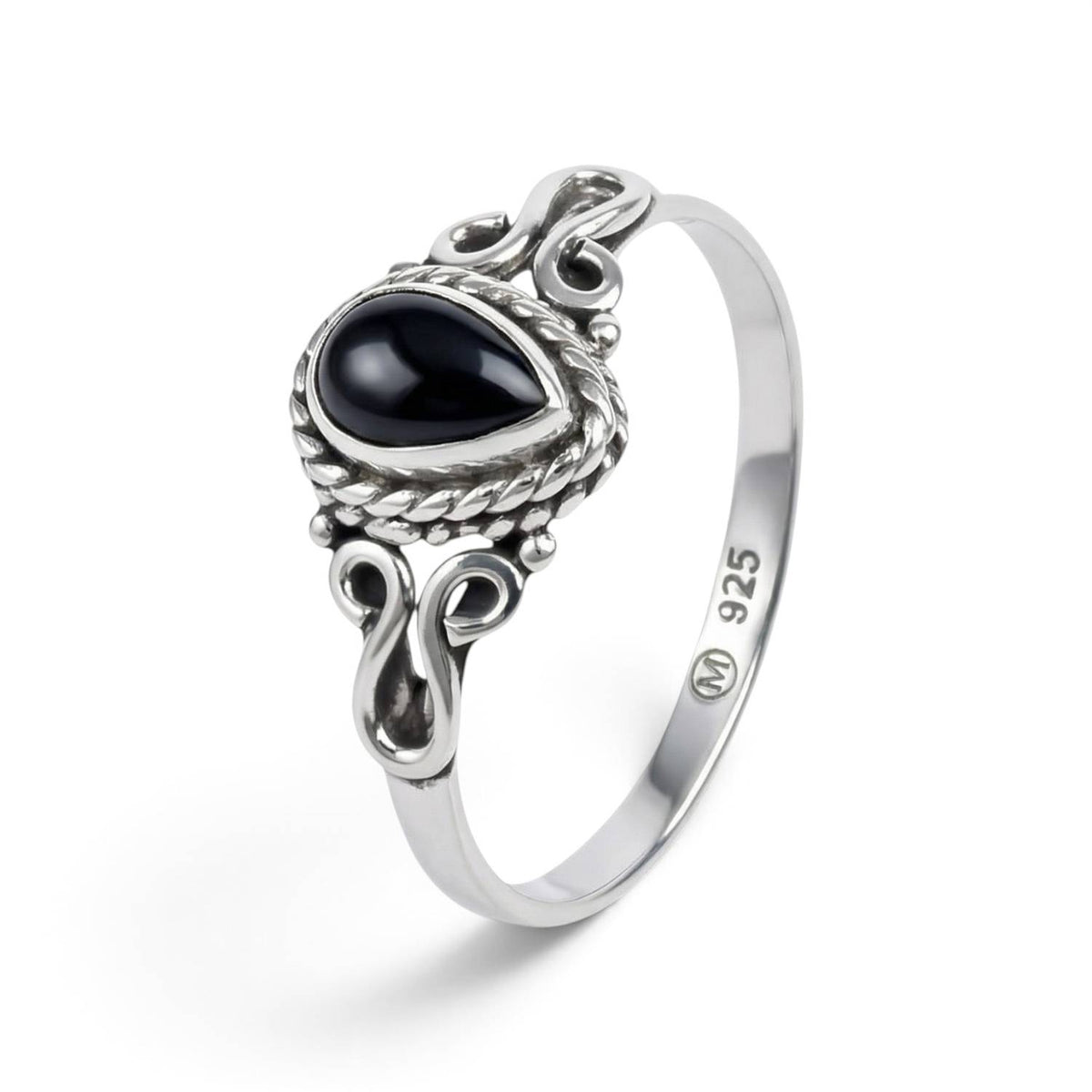 Onyxring aus Silber auf weißem Hintergrund