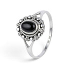 [KI] Onyxring aus Silber auf weißem Hintergrund