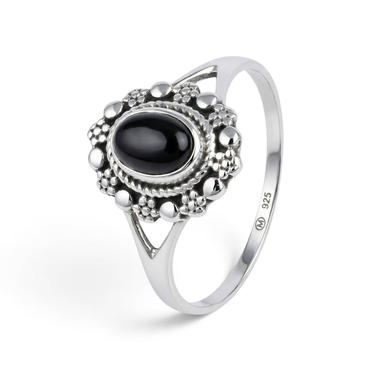 Onyxring aus Silber auf weißem Hintergrund