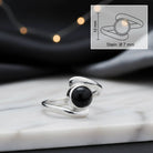[KI] Onyxring aus Silber mit Maßangaben zu Ring und Edelstein
