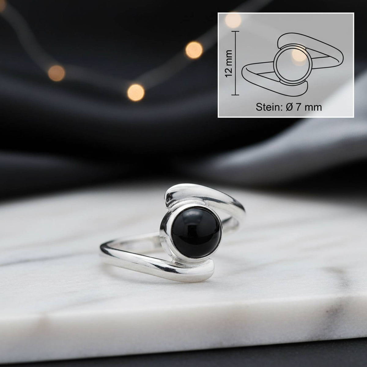 Onyxring aus Silber mit Maßangaben zu Ring und Edelstein