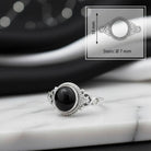 [KI] Onyxring aus Silber mit Maßangaben zu Ring und Edelstein