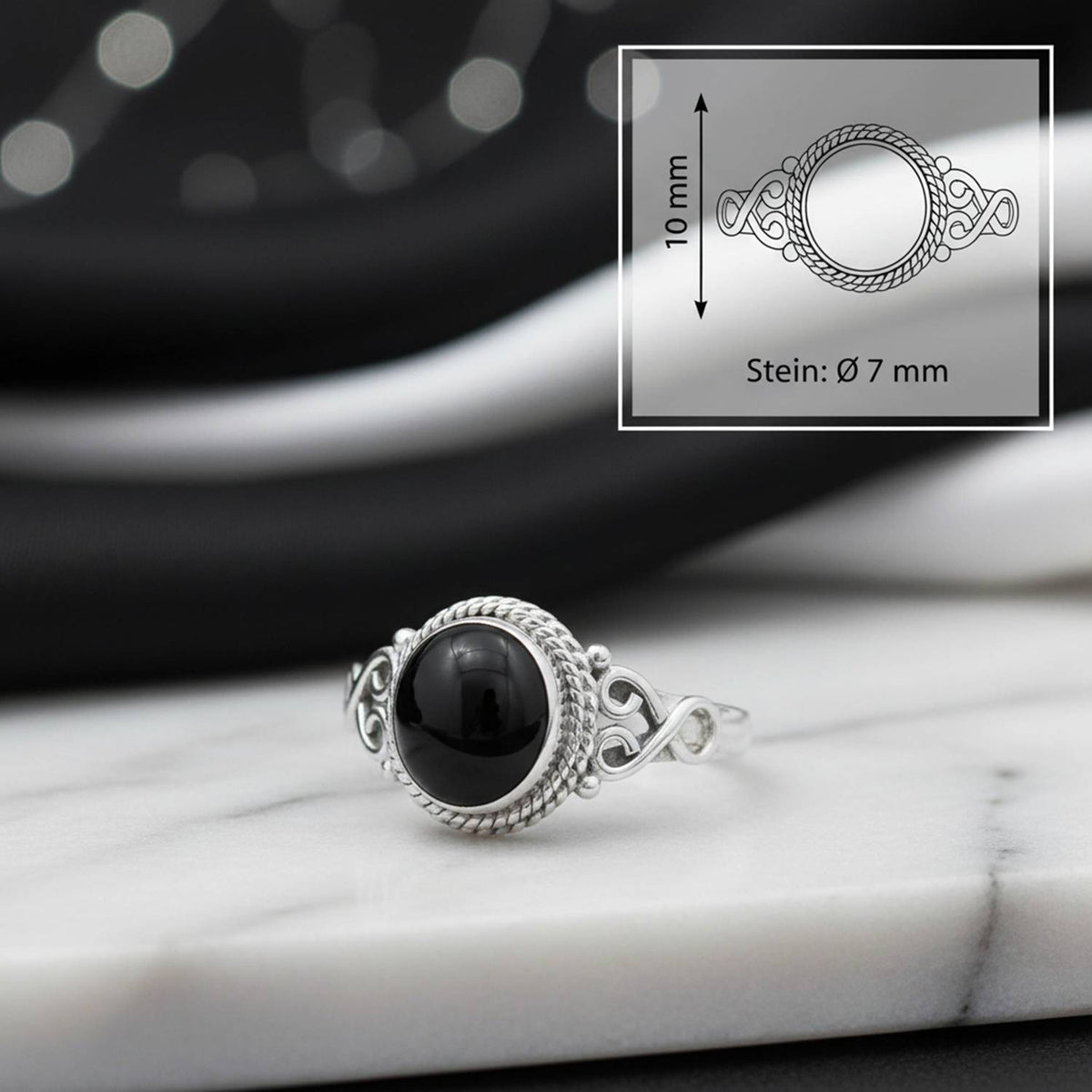 Onyxring aus Silber mit Maßangaben zu Ring und Edelstein