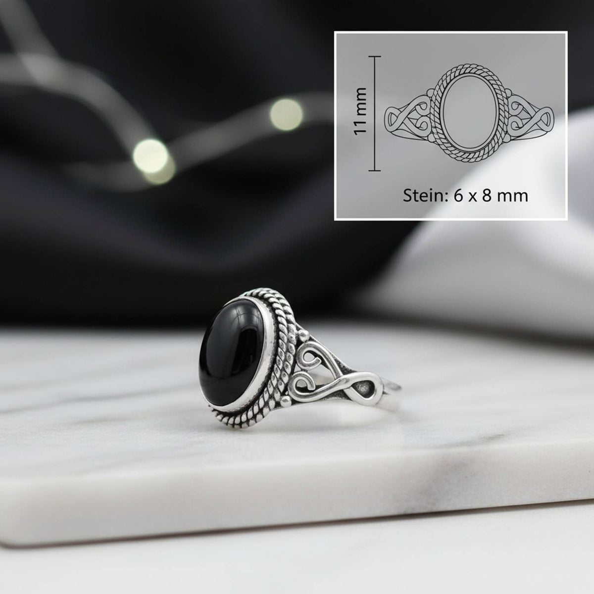 Onyxring aus Silber mit Maßangaben zu Ring und Edelstein