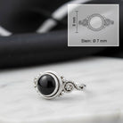 [KI] Onyxring aus Silber mit Maßangaben zu Ring und Edelstein