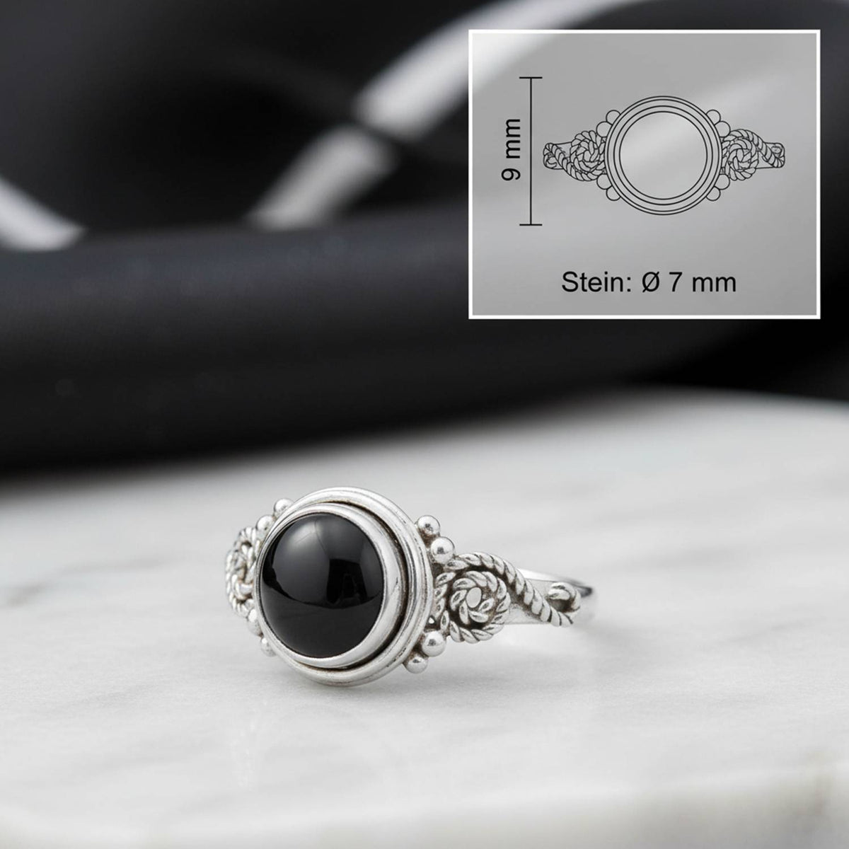 Onyxring aus Silber mit Maßangaben zu Ring und Edelstein