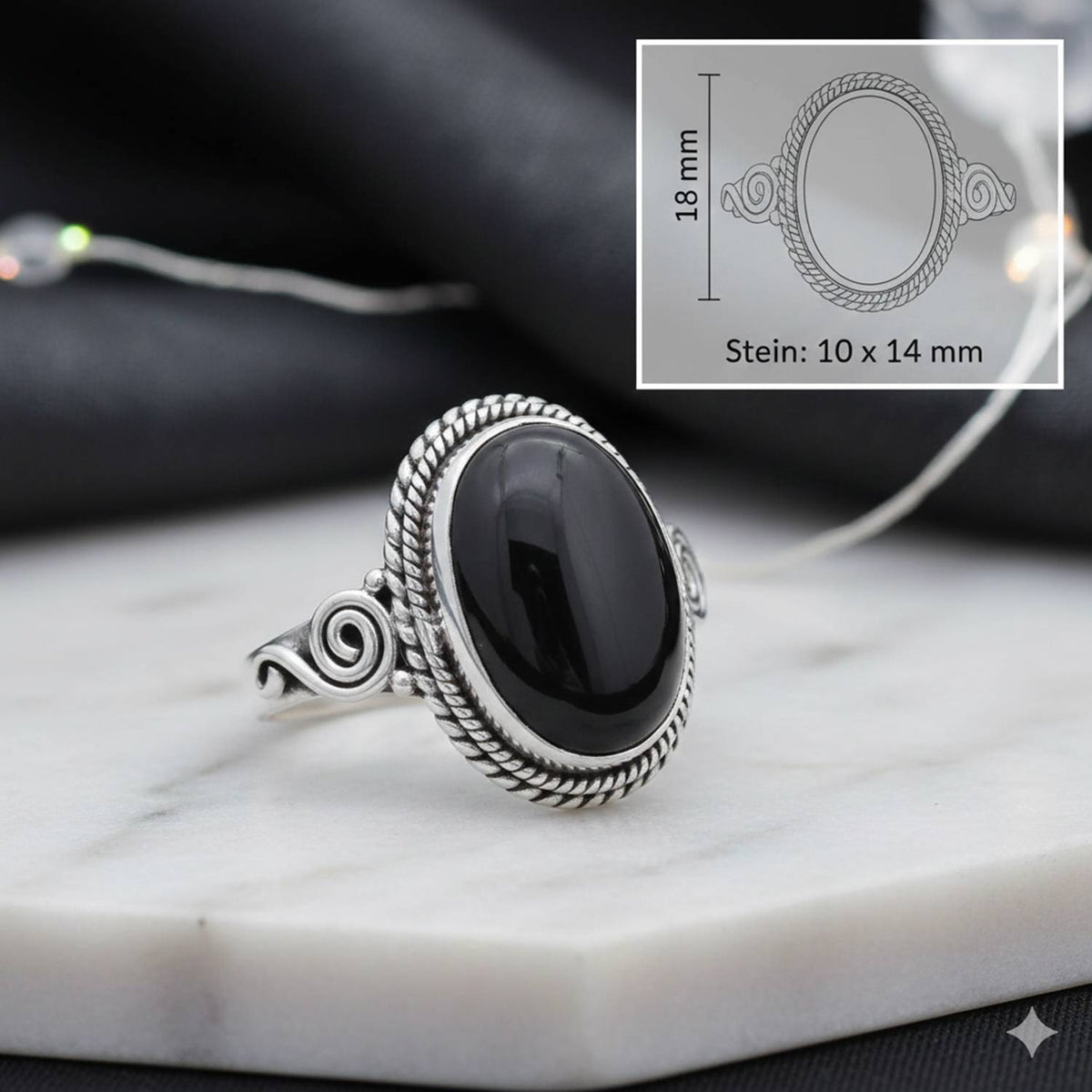 Onyxring aus Silber mit Maßangaben zu Ring und Edelstein