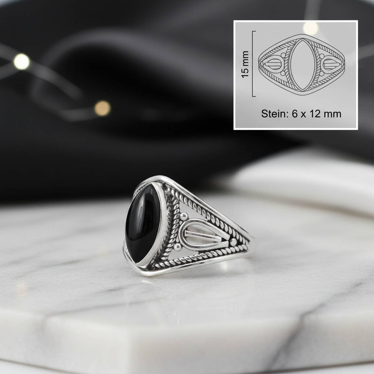 Onyxring aus Silber mit Maßangaben zu Ring und Edelstein