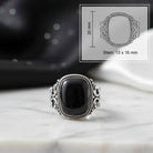 [KI] Onyxring aus Silber mit Maßangaben zu Ring und Edelstein