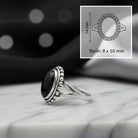 [KI] Onyxring aus Silber mit Maßangaben zu Ring und Edelstein