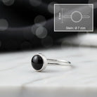 [KI] Onyxring aus Silber mit Maßangaben zu Ring und Edelstein