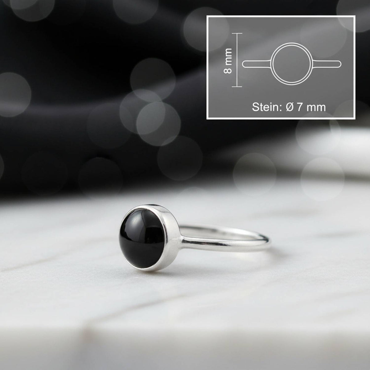 Onyxring aus Silber mit Maßangaben zu Ring und Edelstein