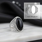 [KI] Onyxring aus Silber mit Maßangaben zu Ring und Edelstein