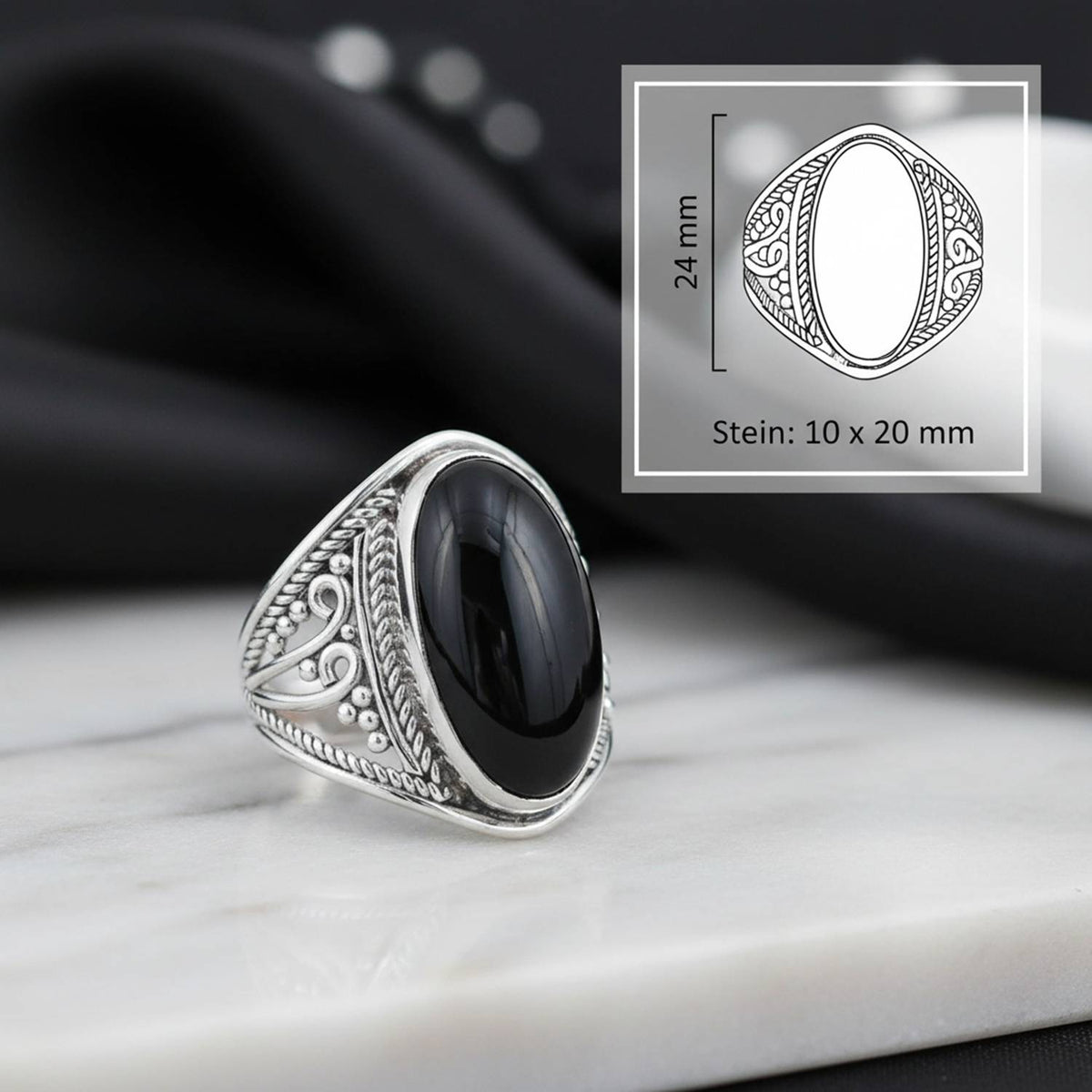 Onyxring aus Silber mit Maßangaben zu Ring und Edelstein