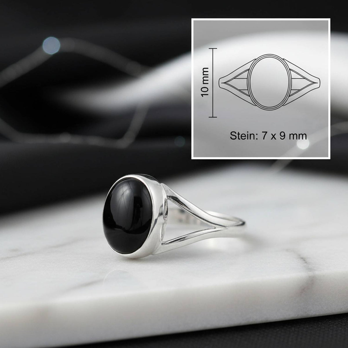 Onyxring aus Silber mit Maßangaben zu Ring und Edelstein