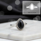 [KI] Onyxring aus Silber mit Maßangaben zu Ring und Edelstein