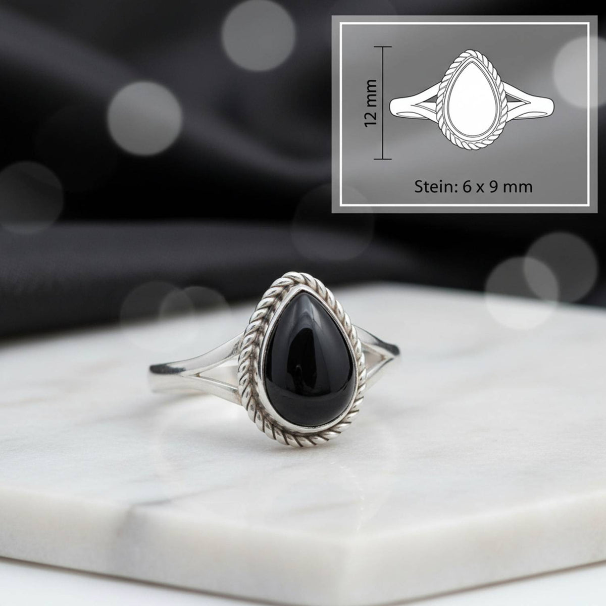 Onyxring aus Silber mit Maßangaben zu Ring und Edelstein
