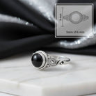 [KI] Onyxring aus Silber mit Maßangaben zu Ring und Edelstein