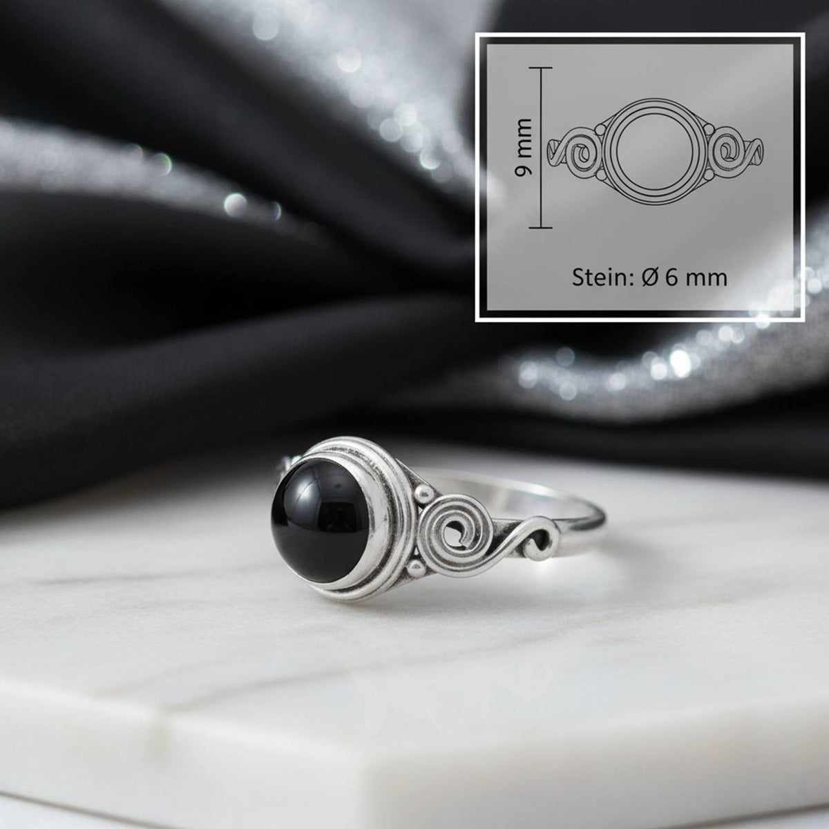 Onyxring aus Silber mit Maßangaben zu Ring und Edelstein