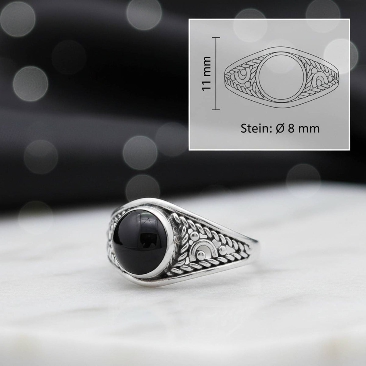 Onyxring aus Silber mit Maßangaben zu Ring und Edelstein