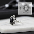 [KI] Onyxring aus Silber mit Maßangaben zu Ring und Edelstein