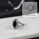 [KI] Onyxring aus Silber mit Maßangaben zu Ring und Edelstein