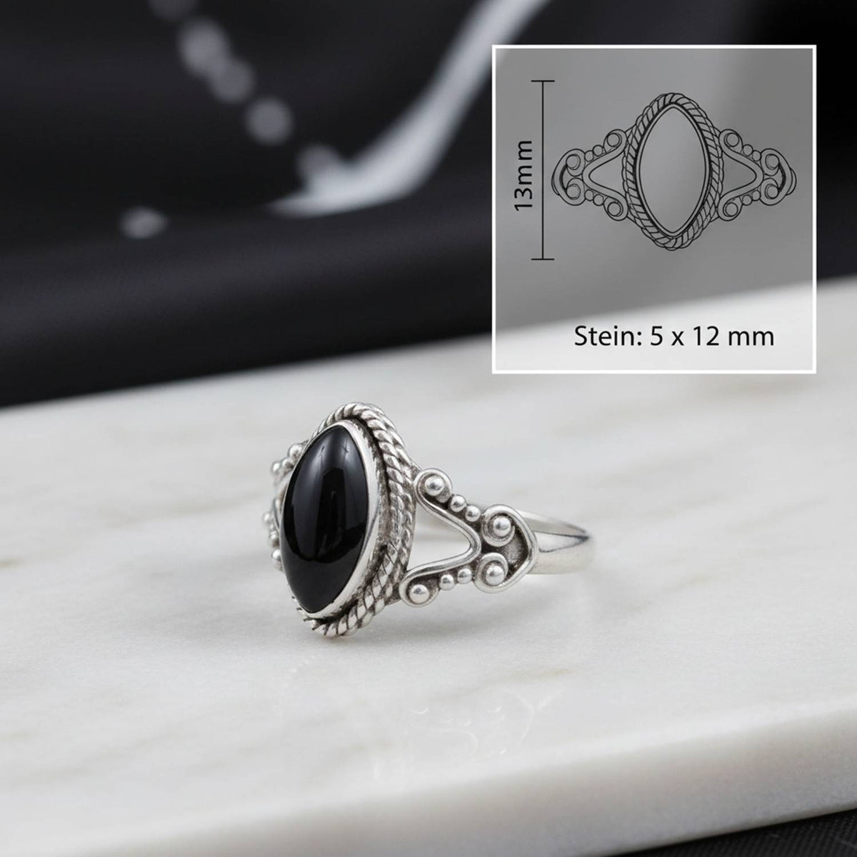 Onyxring aus Silber mit Maßangaben zu Ring und Edelstein