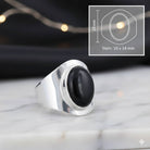 [KI] Onyxring aus Silber mit Maßangaben zu Ring und Edelstein