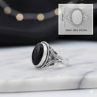 [KI] Onyxring aus Silber mit Maßangaben zu Ring und Edelstein