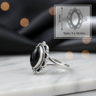 [KI] Onyxring aus Silber mit Maßangaben zu Ring und Edelstein