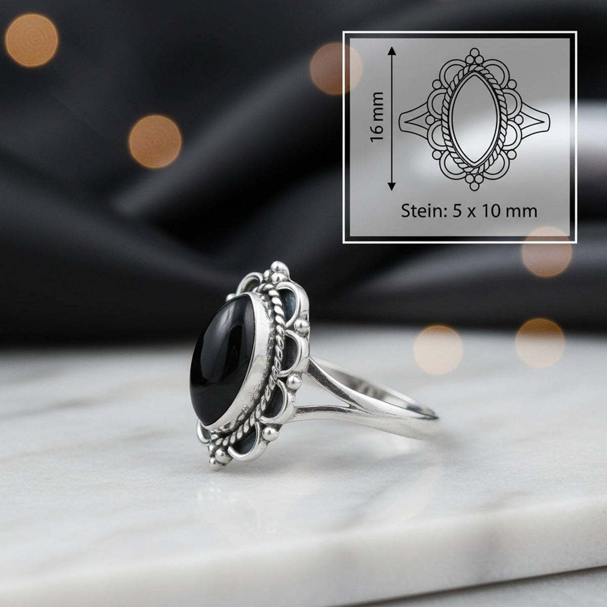 Onyxring aus Silber mit Maßangaben zu Ring und Edelstein