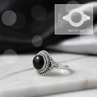 [KI] Onyxring aus Silber mit Maßangaben zu Ring und Edelstein
