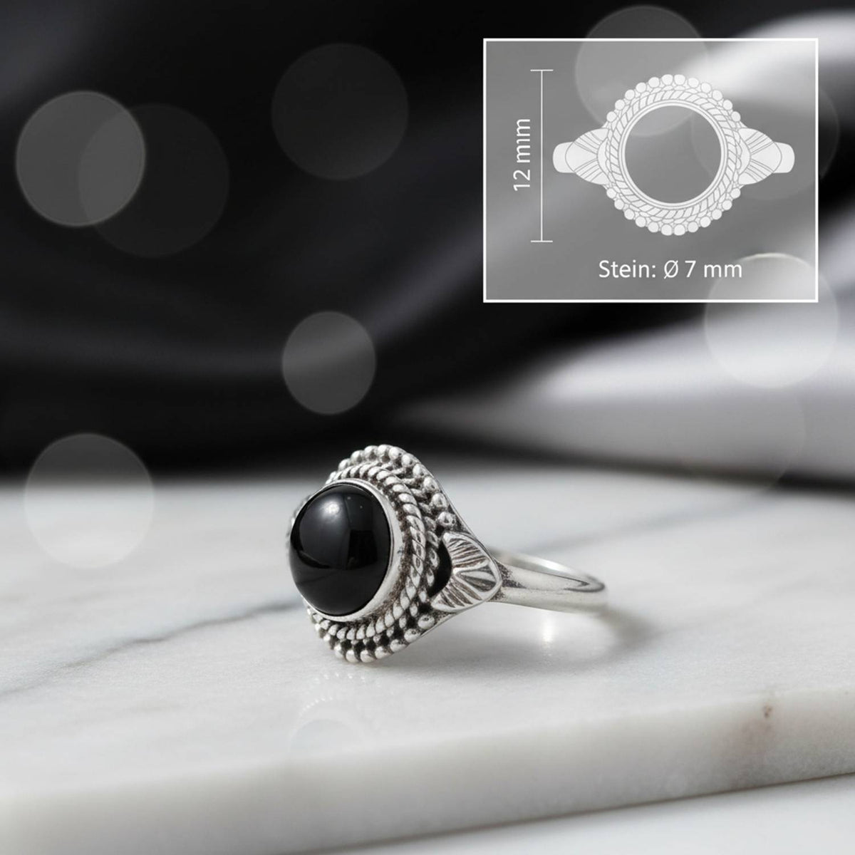 Onyxring aus Silber mit Maßangaben zu Ring und Edelstein