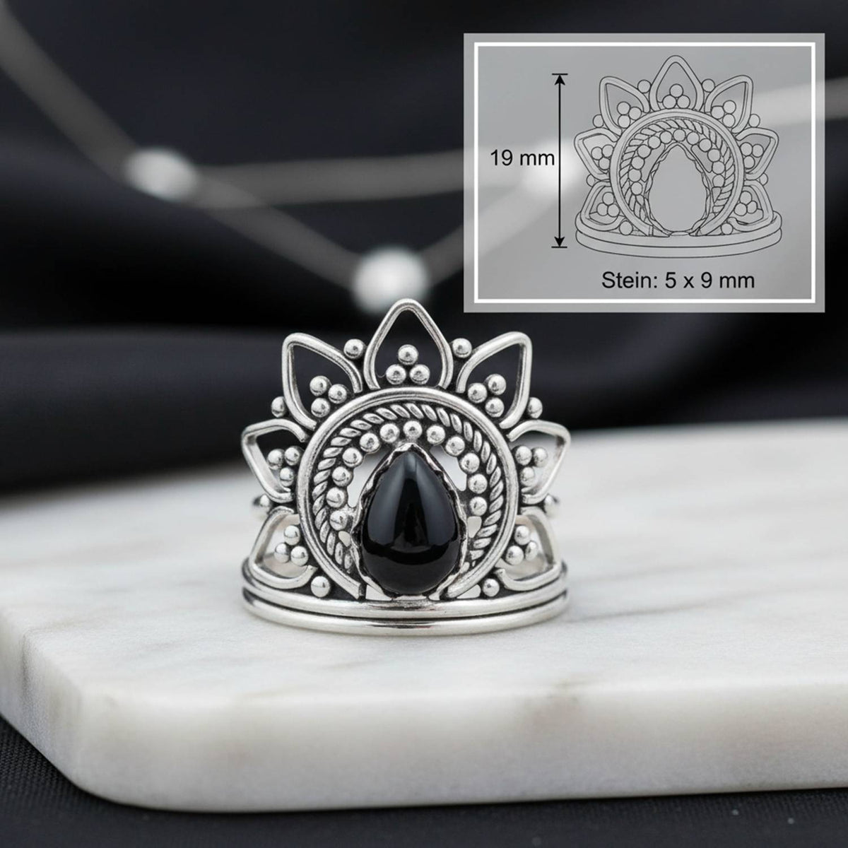 Onyxring aus Silber mit Maßangaben zu Ring und Edelstein