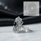 [KI] Onyxring aus Silber mit Maßangaben zu Ring und Edelstein