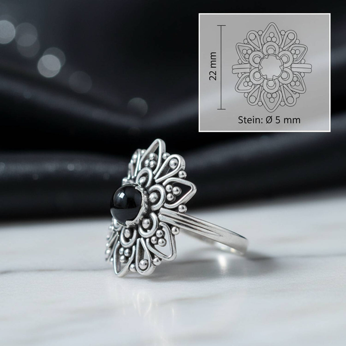 Onyxring aus Silber mit Maßangaben zu Ring und Edelstein
