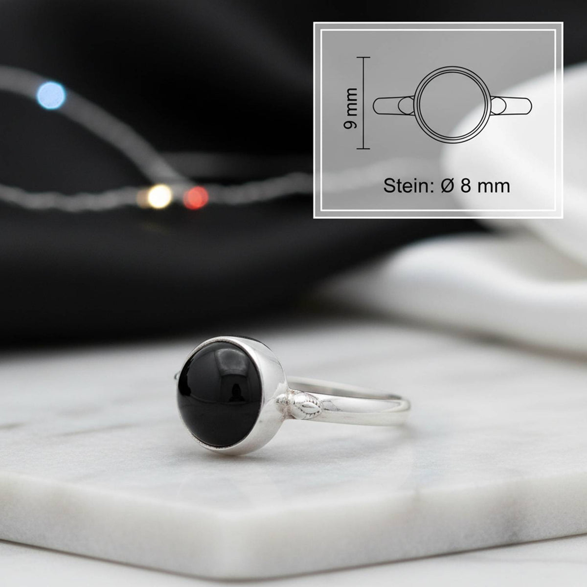 Onyxring aus Silber mit Maßangaben zu Ring und Edelstein