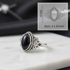 [KI] Onyxring aus Silber mit Maßangaben zu Ring und Edelstein