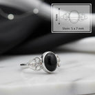 [KI] Onyxring aus Silber mit Maßangaben zu Ring und Edelstein