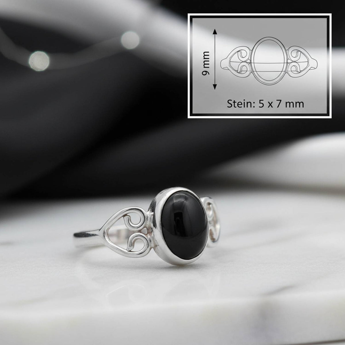 Onyxring aus Silber mit Maßangaben zu Ring und Edelstein