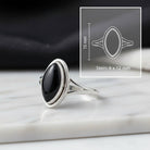 [KI] Onyxring aus Silber mit Maßangaben zu Ring und Edelstein