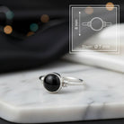 [KI] Onyxring aus Silber mit Maßangaben zu Ring und Edelstein