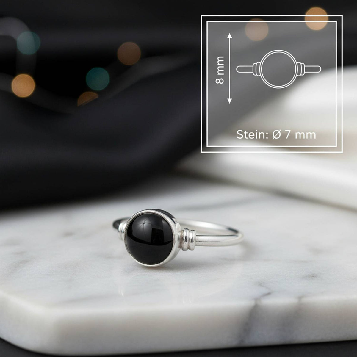Onyxring aus Silber mit Maßangaben zu Ring und Edelstein