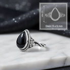 [KI] Onyxring aus Silber mit Maßangaben zu Ring und Edelstein